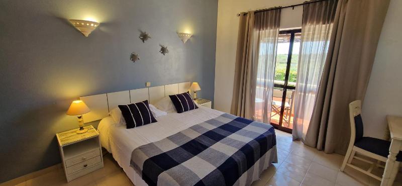 Double Room with Pool View image 3