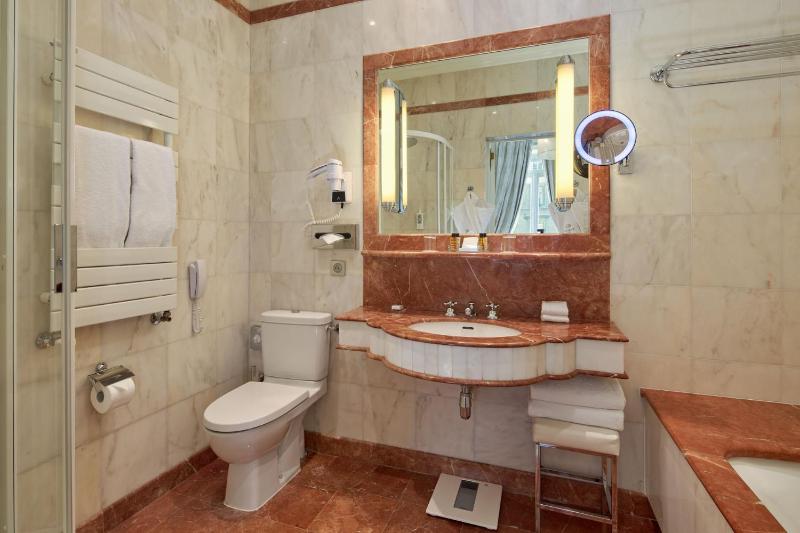 Eiffel Tower Suite image 3