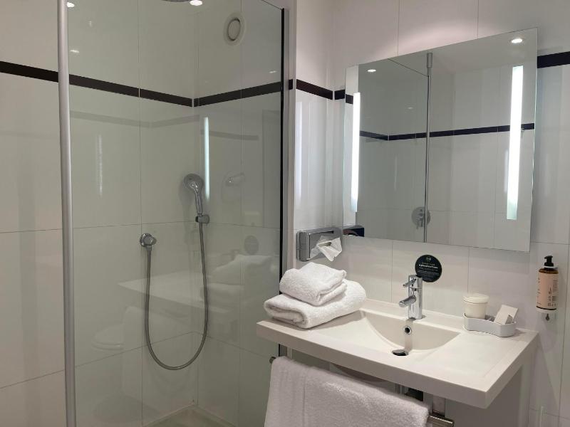 Twin Room image 2