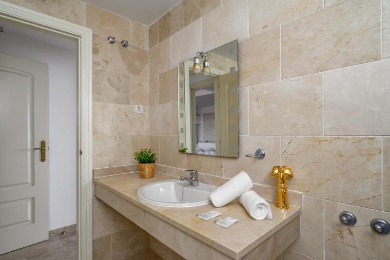 El Faro beachclose apt by Costarentals - Ref 177 - image 2
