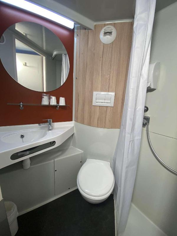 Double Room with 1 Double Bed image 3