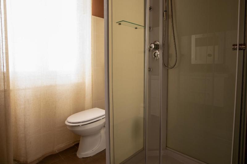 Twin Room with Private External Bathroom image 2