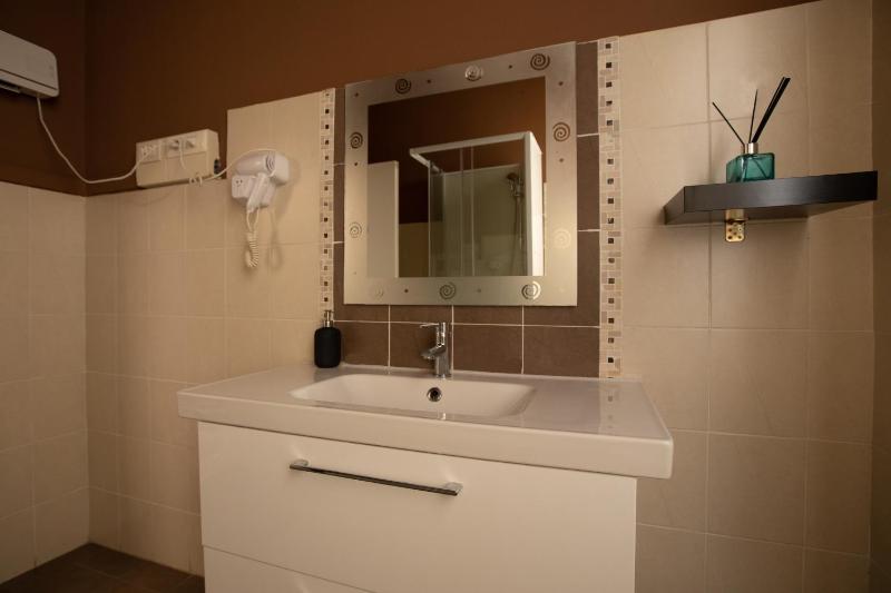 Twin Room with Private External Bathroom image 3