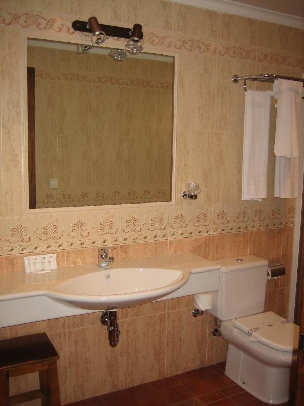 Superior Twin Room image 3