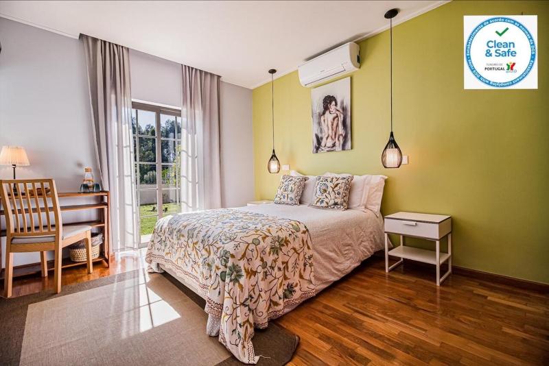 Spacious villa in Sesimbra with a private year-round pool - image 27