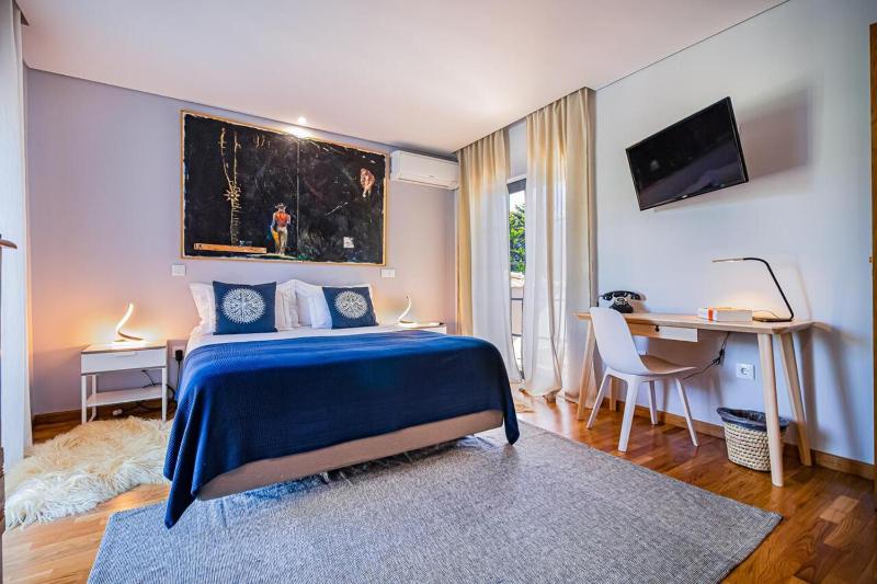 Spacious villa in Sesimbra with a private year-round pool - image 20
