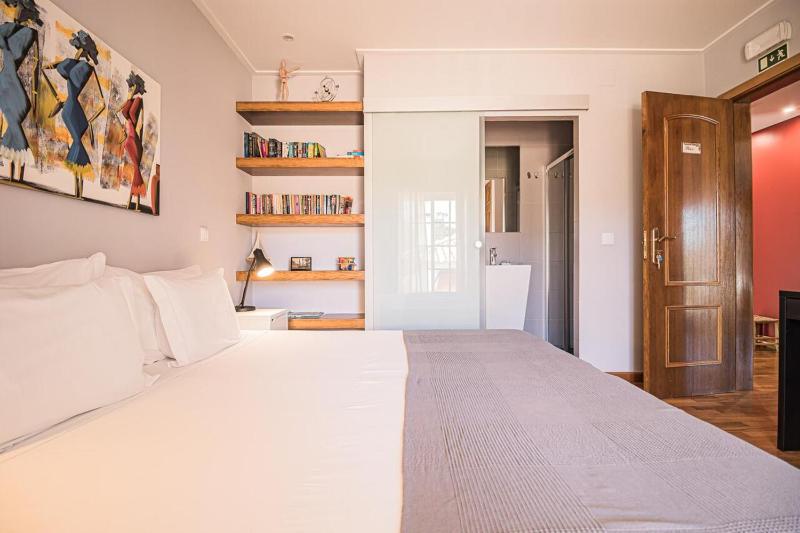 Spacious villa in Sesimbra with a private year-round pool - image 24
