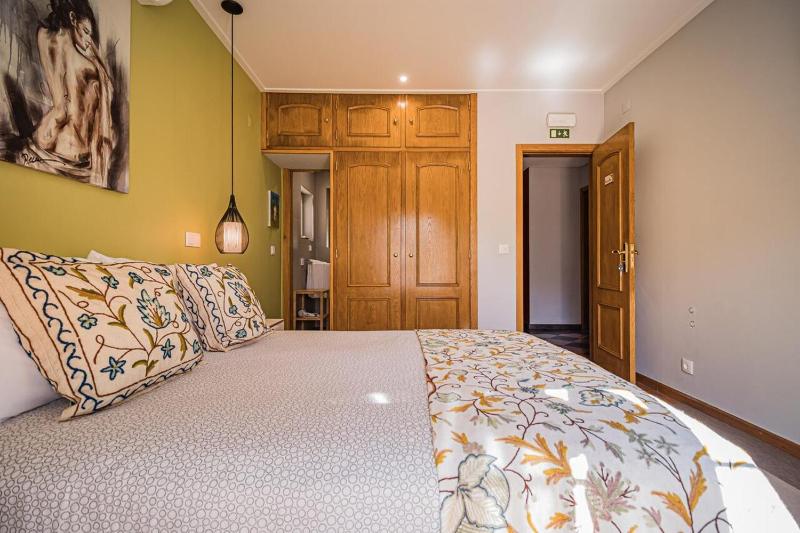 Spacious villa in Sesimbra with a private year-round pool - image 30