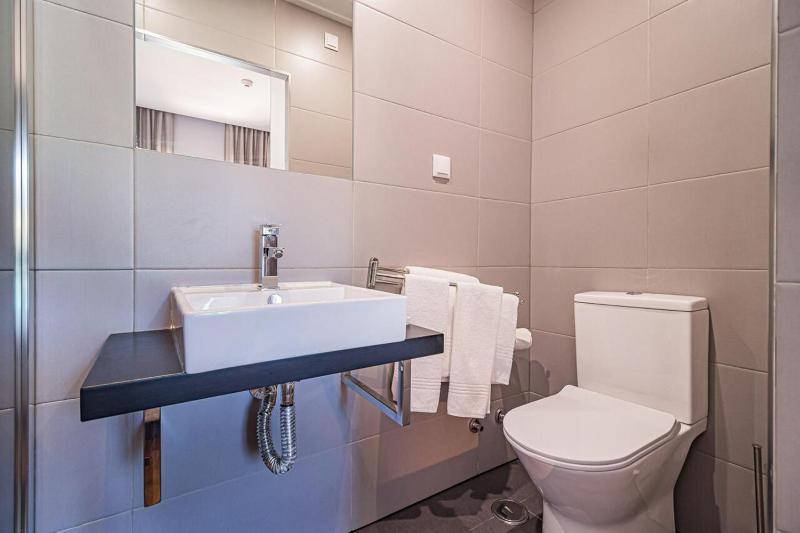 Spacious villa in Sesimbra with a private year-round pool - image 7