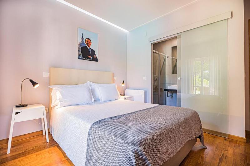Spacious villa in Sesimbra with a private year-round pool - image 3