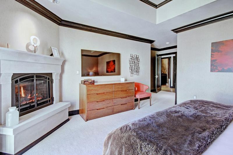 Iconic 5 Bedroom Penthouse at the Ritz-Carlton - image 30