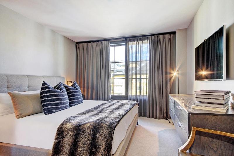 Iconic 5 Bedroom Penthouse at the Ritz-Carlton - image 19