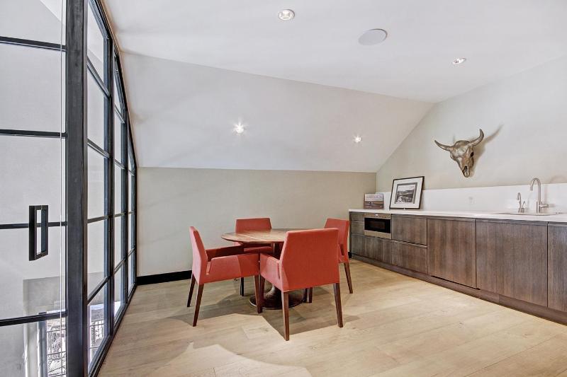 Iconic 5 Bedroom Penthouse at the Ritz-Carlton - image 7