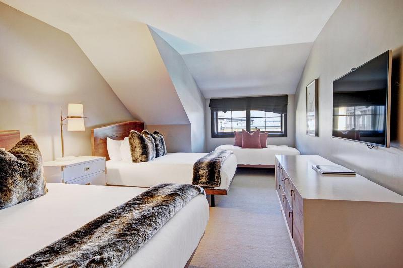 Iconic 5 Bedroom Penthouse at the Ritz-Carlton - image 22