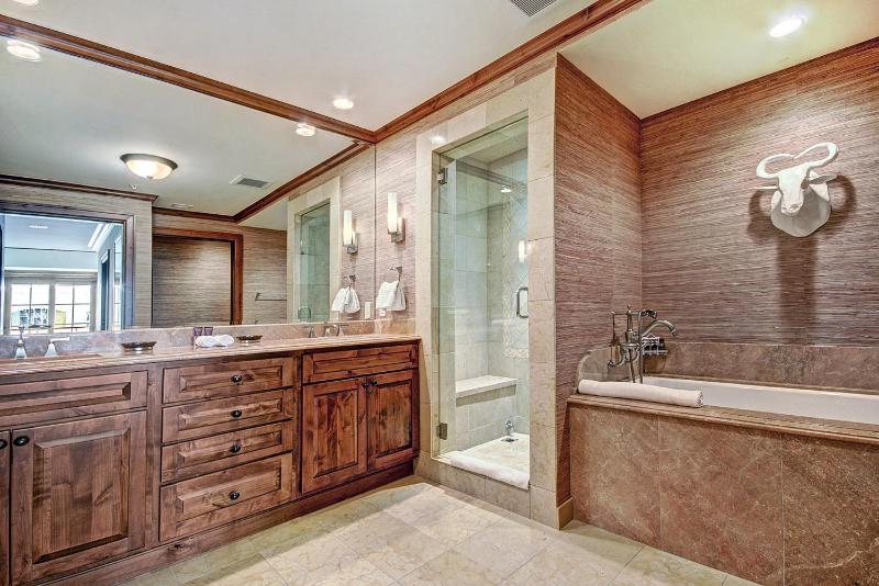 3 BR Luxury Ritz-Carlton Condo with Mountain Views - image 5