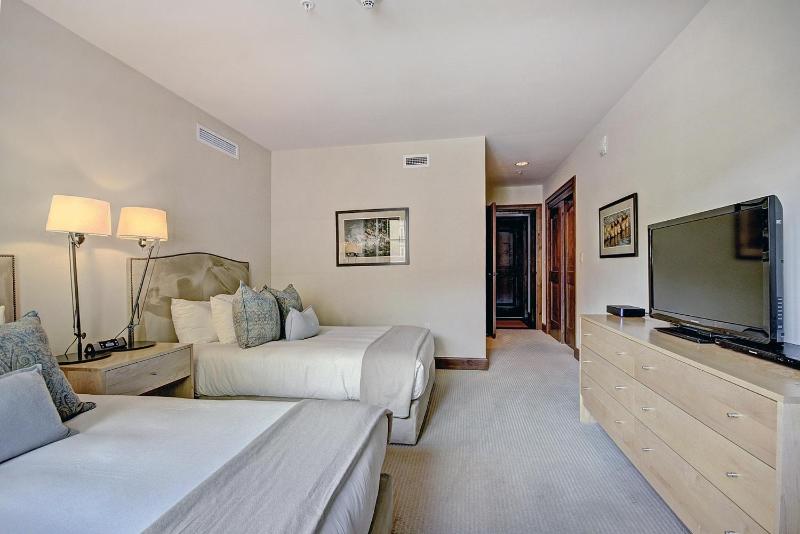 3 BR Luxury Ritz-Carlton Condo with Mountain Views - image 3