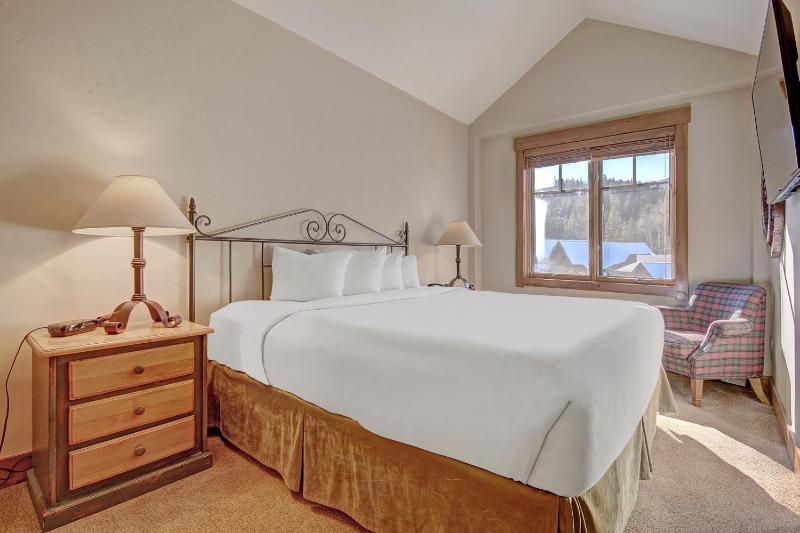 Bright Scenic 2Br - 7ppl Steps to Ski Lifts Main Street - image 20