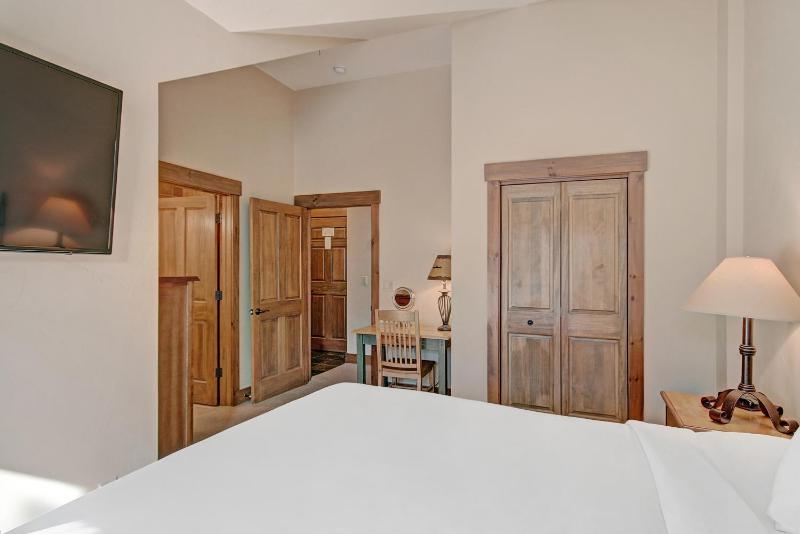 Bright Scenic 2Br - 7ppl Steps to Ski Lifts Main Street - image 10