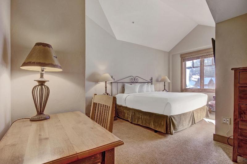 Bright Scenic 2Br - 7ppl Steps to Ski Lifts Main Street - image 11
