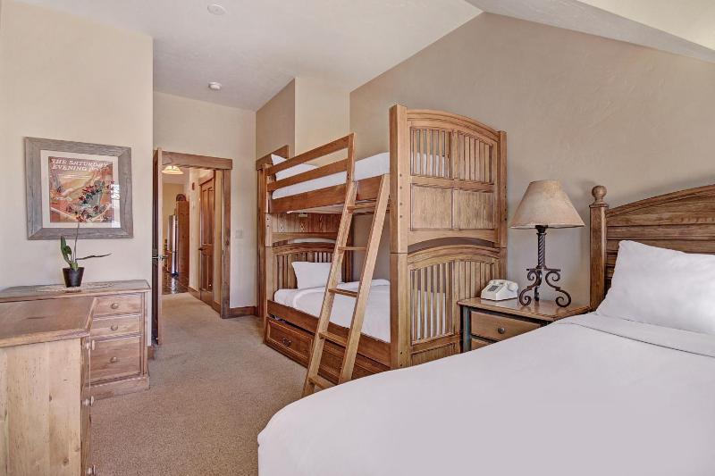 Bright Scenic 2Br - 7ppl Steps to Ski Lifts Main Street - image 17