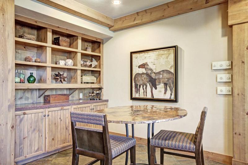 Bright Scenic 2Br - 7ppl Steps to Ski Lifts Main Street - image 26