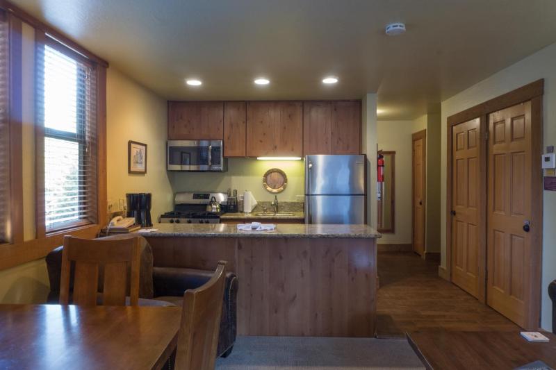 3160 Aspen Grove - image 14