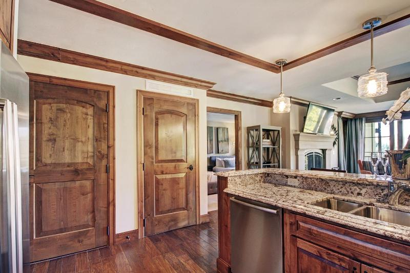 Chic 2 BRDen Ritz-Carlton Condo with Valley Views - image 9