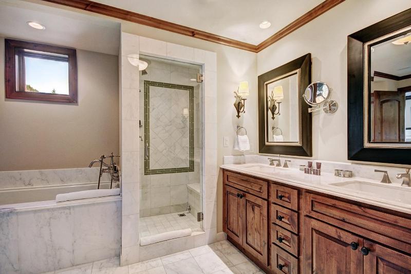 Chic 2 BRDen Ritz-Carlton Condo with Valley Views - image 12
