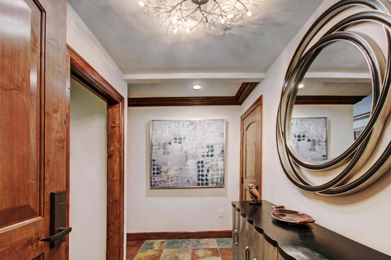 Chic 2 BRDen Ritz-Carlton Condo with Valley Views - image 22