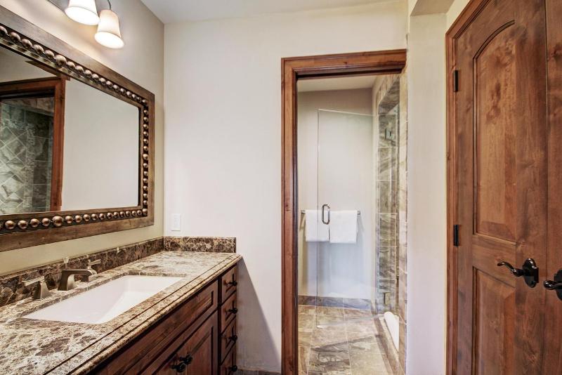 Chic 2 BRDen Ritz-Carlton Condo with Valley Views - image 8