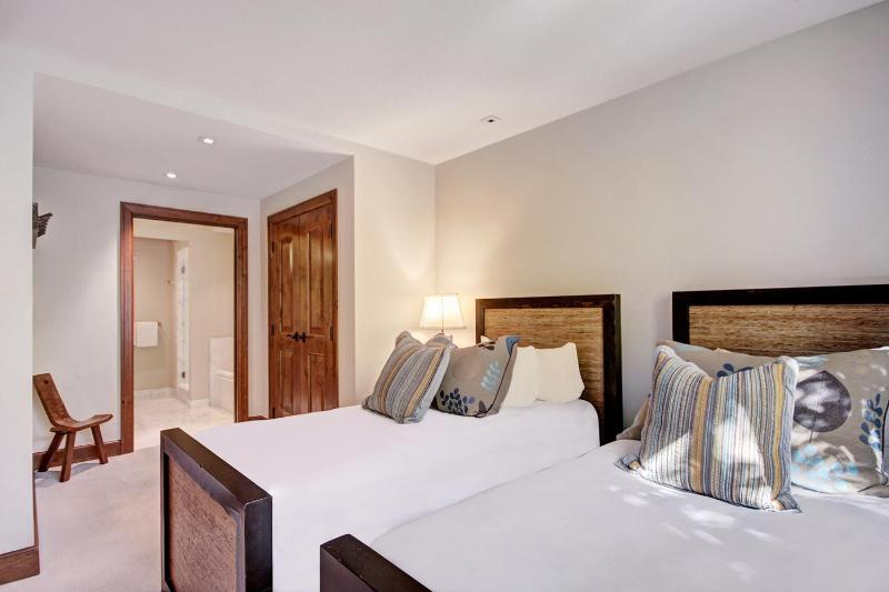 Luxe 2BRDen Ritz-Carlton Residence Quiet Location - image 30