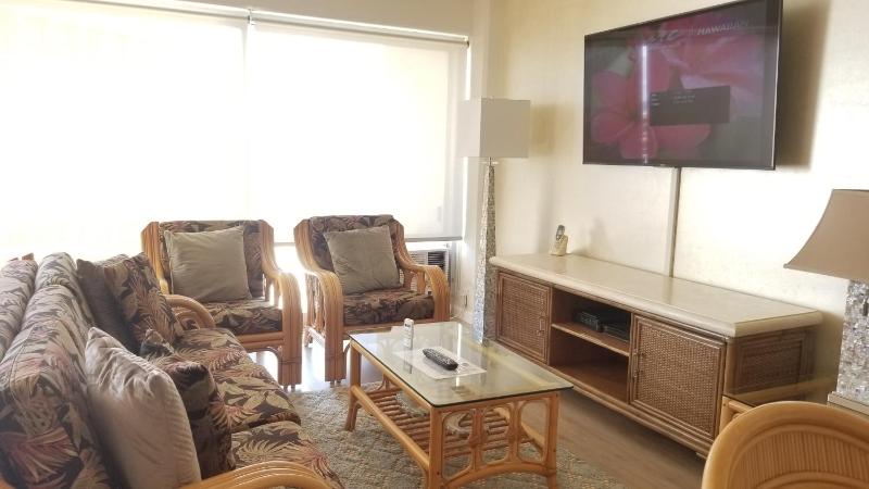 Ilikai Tower One Bedroom Lagoon View Waikiki Condos with Lanai & Free Wifi - image 7