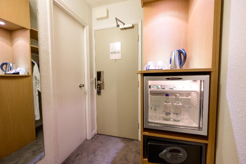 Executive Room with 1 Queen Bed and Sofa image 2