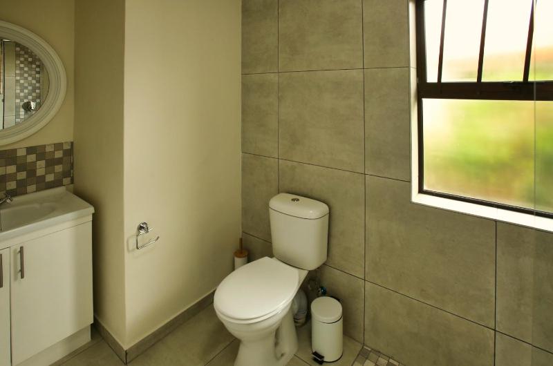 Bailee's Place Langebaan 6-sleeper - image 11