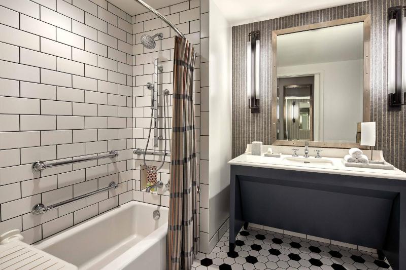 Queen Room image 2