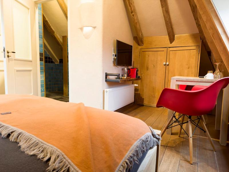Basic Double Room image 2