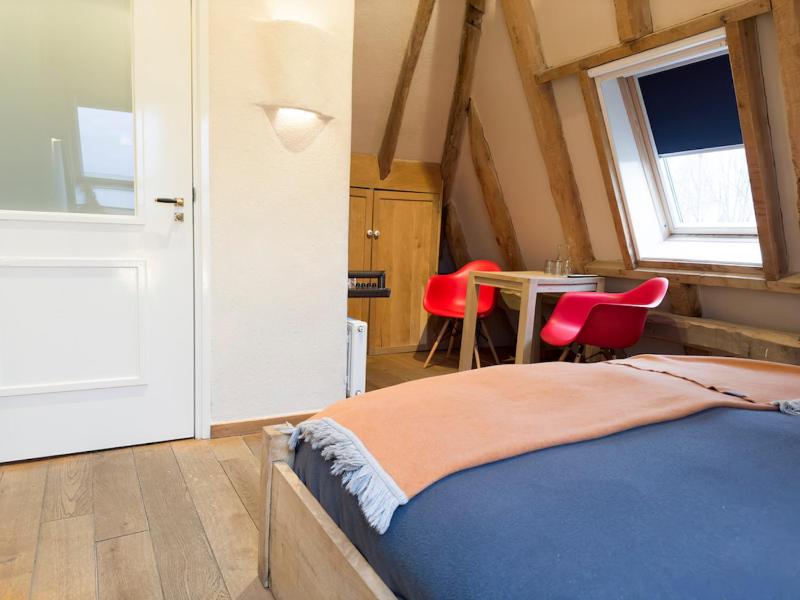 Basic Double Room image 3