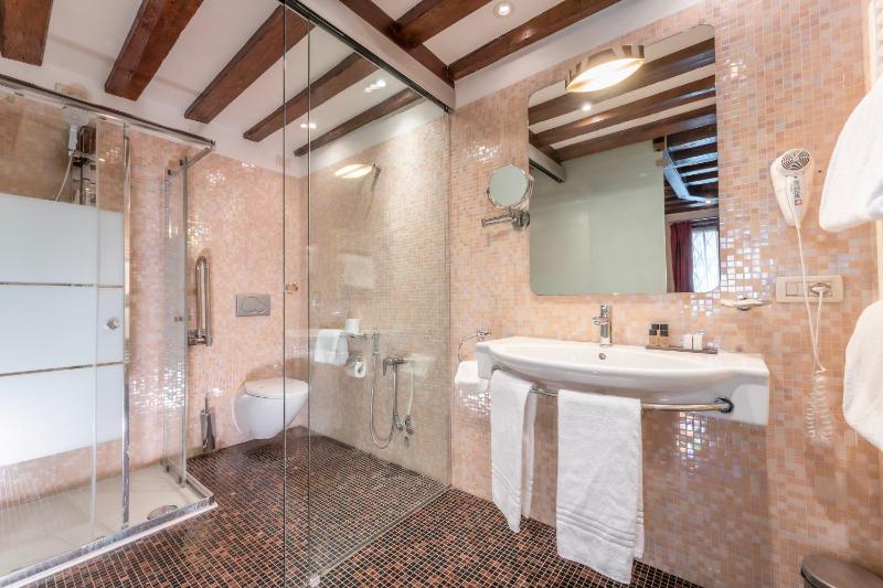 Double or Twin Room image 3