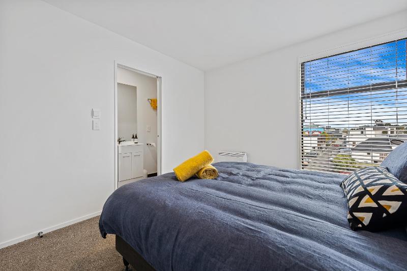 Central City 2BR Apartment Balcony & Parking - image 10