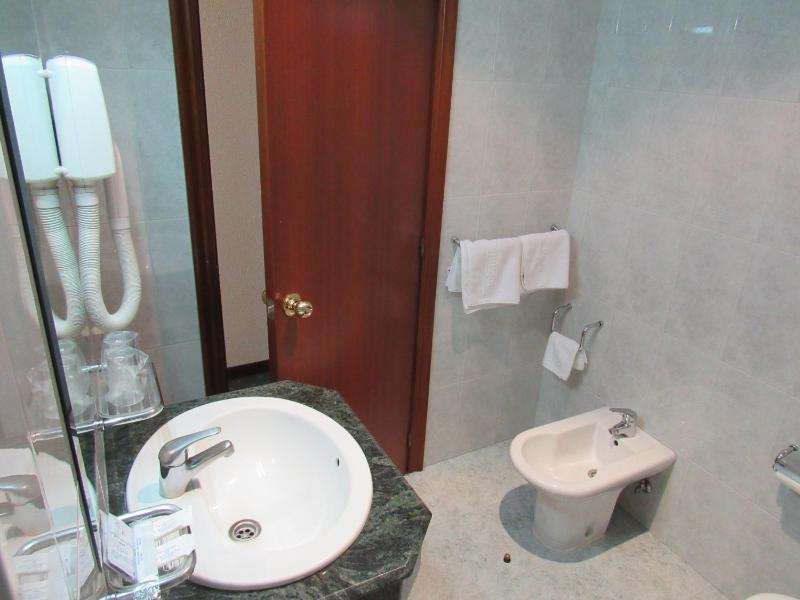 Single Room image 3