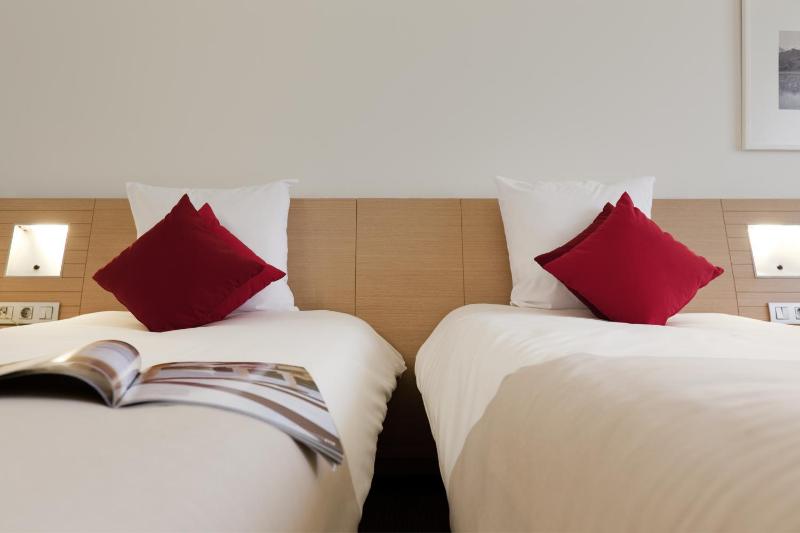 Standard Twin Room image 4