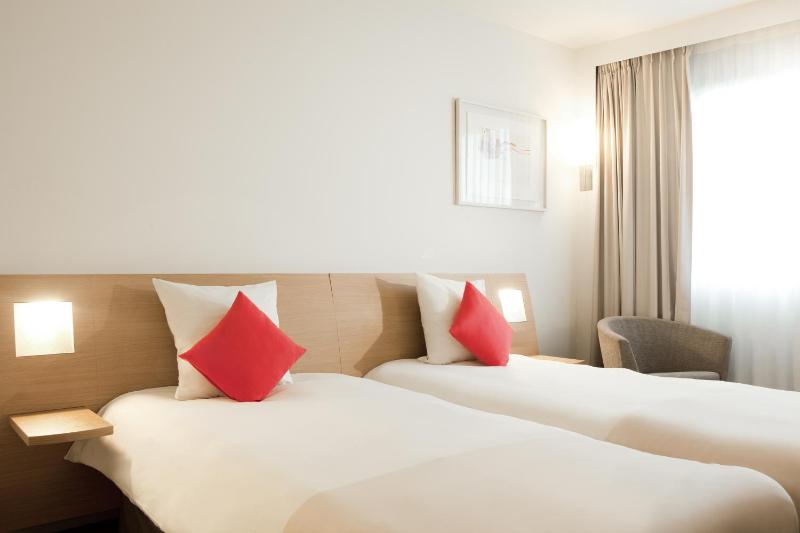 Standard Twin Room image 3