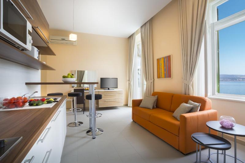 One-Bedroom Apartment image 4