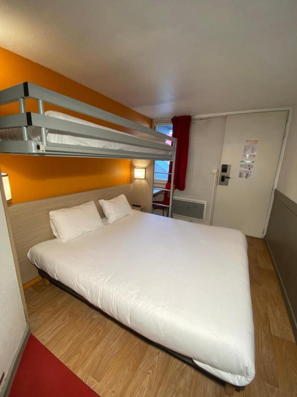 Triple Room (1 Double Bed + 1 Single Bed) image 4