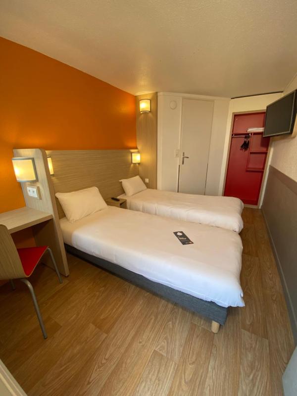 Twin Room image 4