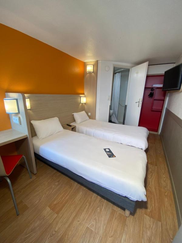 Twin Room image 3