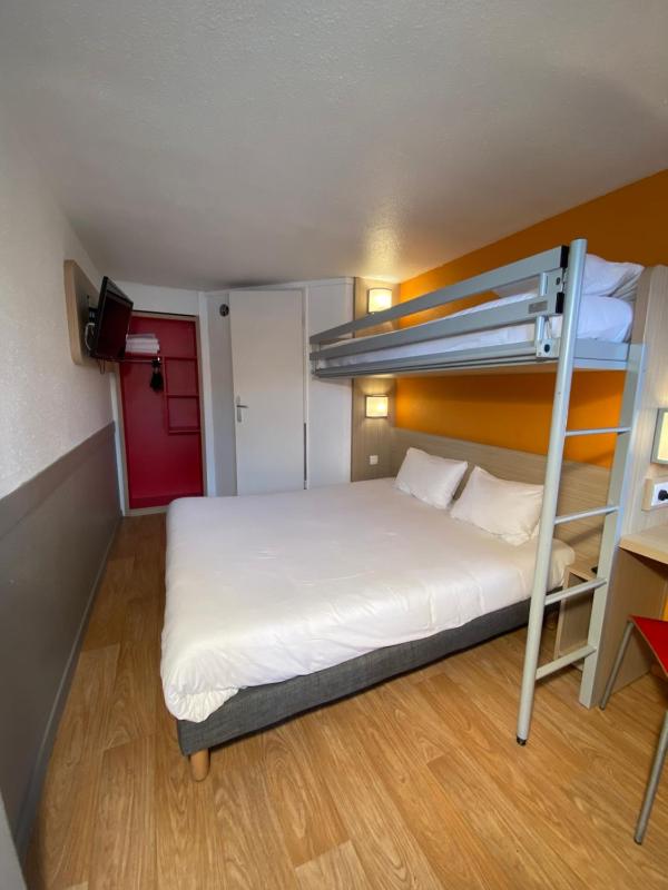 Triple Room (1 Double Bed + 1 Single Bed) image 3