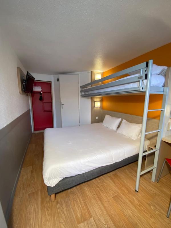 Triple Room (1 Double Bed + 1 Single Bed) image 2