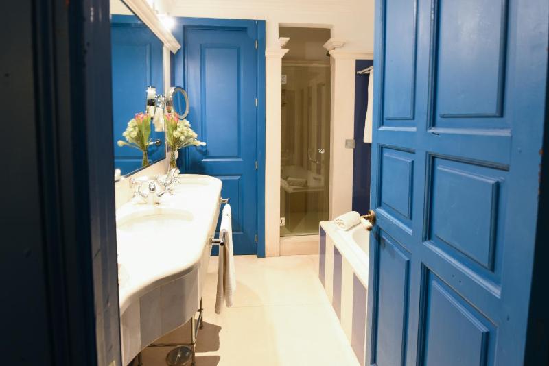 Basic Double Room image 3