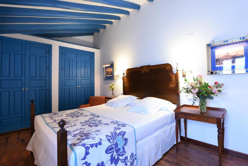Basic Double Room image 2